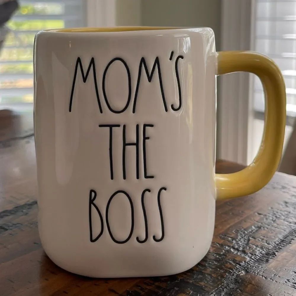 NWOB Rae Dunn moms the boss mug